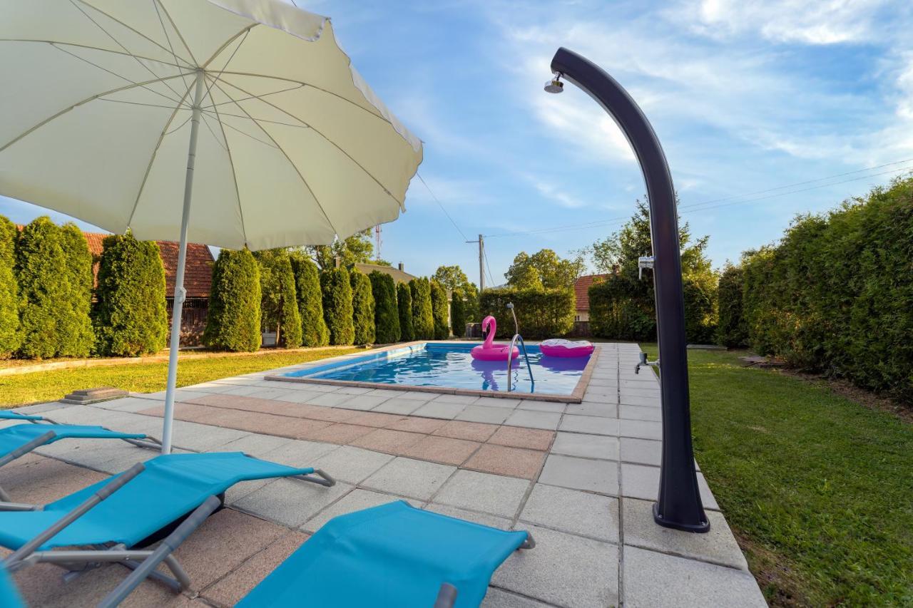 Villa Tratea - With A Heated Pool Tomici 外观 照片